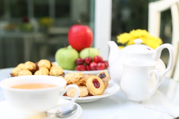 Czas na herbatę z czekolady i plików cookie lub ciastek i owoców — Zdjęcie stockowe