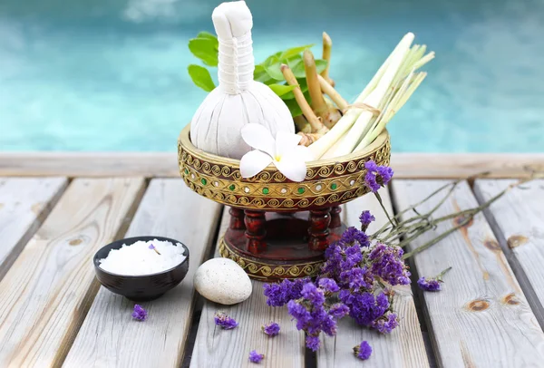 Accessoires spa aux herbes thaïlandaises — Photo