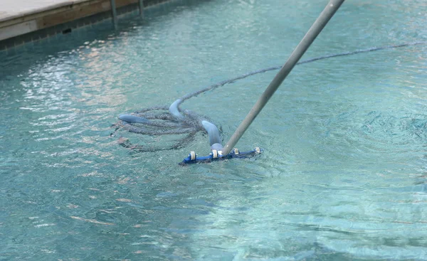 Limpeza da piscina — Fotografia de Stock