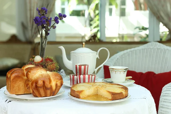 Te tid med sött bröd och muffin, äppelkaka och frukt — Stockfoto