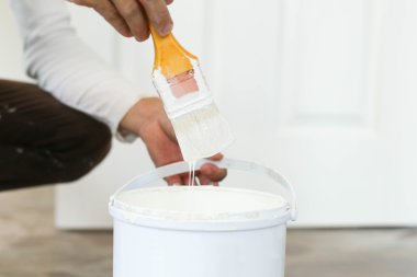 Boya fırçası tutan ressam el 