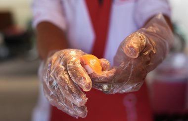Japon Şef somon suşi yapmak