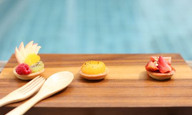 Ahşap tahta üzerinde çeşitli meyve tartlets