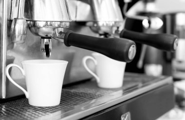 Kahve makinesi espresso yapıyor.