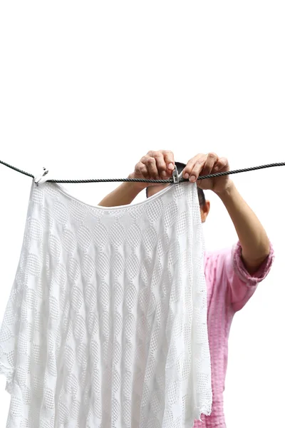 La mano de la mujer del trabajo doméstico que cuelga la ropa mojada limpia para secar la ropa es — Foto de Stock