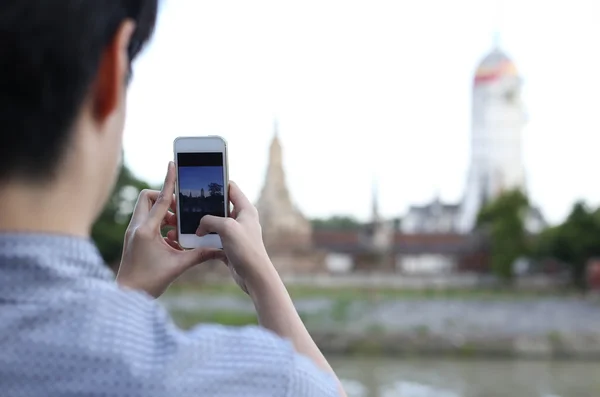 Turystycznych w Tajlandii fotografowanie Tajlandii świątyni przez telefon komórkowy — Zdjęcie stockowe