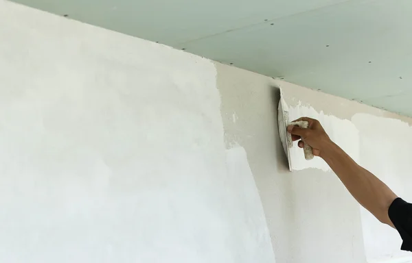 Plasterer menyebarkan plester ke dinding — Stok Foto