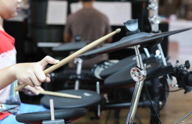 Bir piyano ve elektronik dr oynarken müzik reheardsal grup erkek
