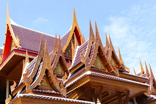 Achitecture building of ancient wooden roof temple in Thailand — Stock Photo, Image