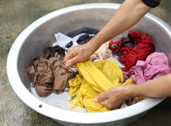 Handen wassen vlek van vuile kleren — Stockfoto