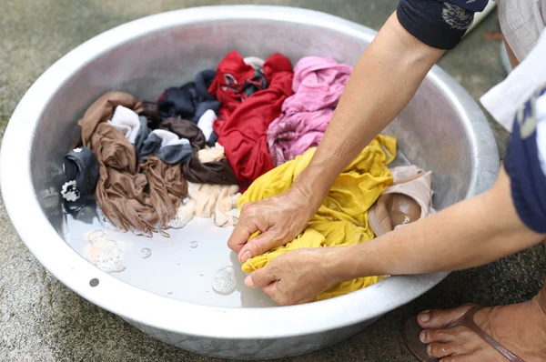 Las manos lavan la mancha de la ropa sucia — Foto de Stock