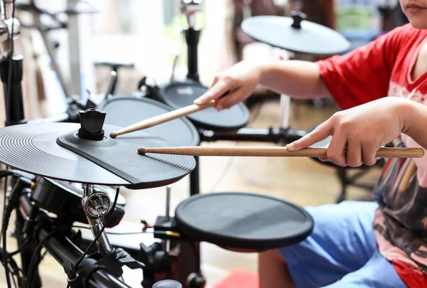 不知名的亚洲男孩玩电子鼓电子鼓 — 图库照片