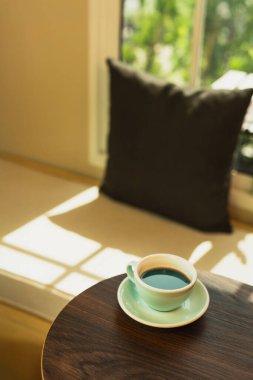 Kafede, üzerinde güneş ışığı olan bir kahve fincanı.