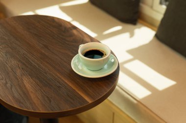 Kafe 'de güneş ışığıyla birlikte bir fincan kahve.