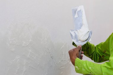 Alt duvar sıva ile yenilenen ev araçları