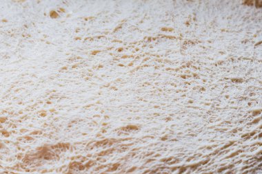 Mayalanmış ekmek hamurunun kabarık glüten yapısını ve doğal kabarcıkları fırından önce göster