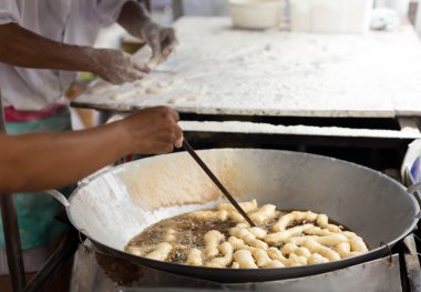 Derin yağda kızartılmış doughstick içinde belgili tanımlık çarşı 