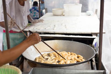 Derin yağda kızartılmış doughstick içinde belgili tanımlık çarşı 
