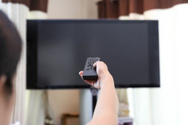 TV uzaktan kumanda televizyon kanalı değiştirme tutan el 