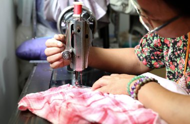 Kumaş kadın terzi diker