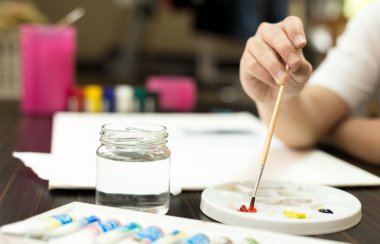 Sanatçı boya farklı renk paletinde karışımları