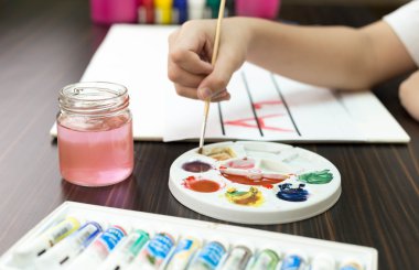 Genç çocuk karışımları boya farklı renk paleti 