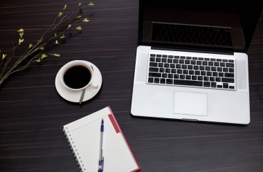 İş kavramı bilgisayar Laptop ile fincan kahve ve defter