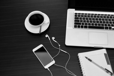 Bilgisayar dizüstü bilgisayar ve cep telefonu ile fincan kahve ve defter 