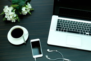 Cep telefonu ile iş kavramı bilgisayar Laptop
