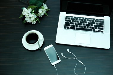 Cep telefonu ile iş kavramı bilgisayar Laptop
