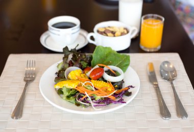 Kahve ve meyve suyu ile sağlıklı sebze salatası kümesi