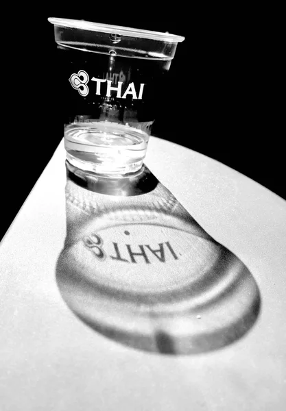 Logo of Thaiairway on water glass in the flight — Stock Photo, Image