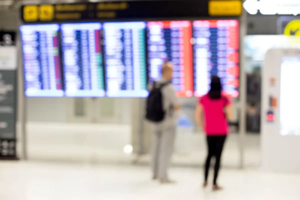 Uçus tarifesi ekrana havaalanında arayan insanların görüntü bulanıklığı — Stok fotoğraf