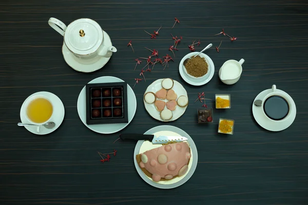 Configuração de chá e café com bolo e chocolate — Fotografia de Stock