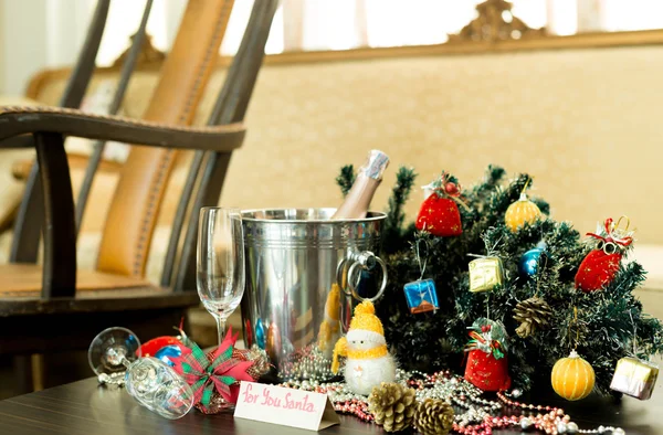 Decorações de Natal com vinho champanhe — Fotografia de Stock
