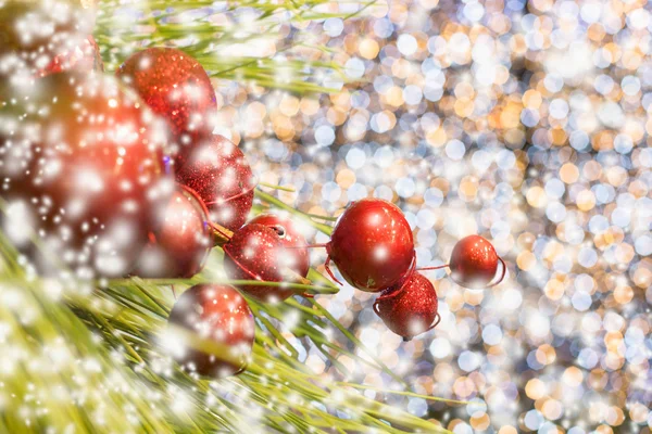 Noel topları hafif bokeh ve kar — Stok fotoğraf