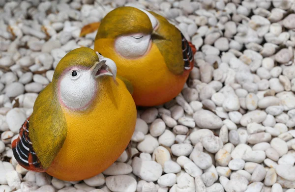 Vogelpaar-Statue im Garten auf weißem Steingarten — Stockfoto