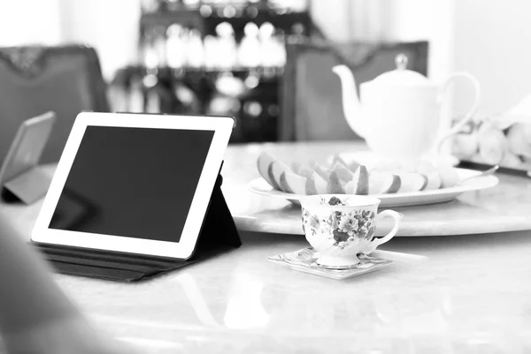Gente de negocios almorzando y trabajando con té ipad y fr fresco — Foto de Stock