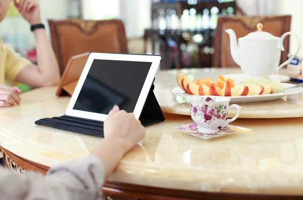 Gente de negocios almorzando y trabajando con té ipad y fr fresco — Foto de Stock
