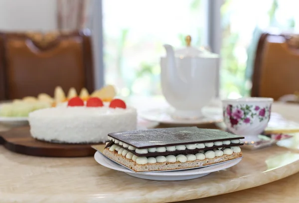 ケーキと新鮮なフルーツとお茶の時間 — ストック写真