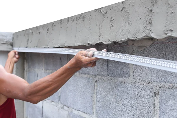 Asiatiska man ramar in en våt betongvägg — Stockfoto