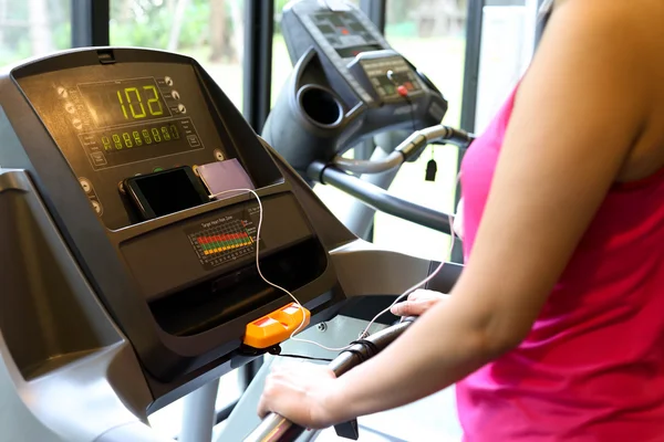 Frauentraining auf dem Laufgerät im Fitnessstudio — Stockfoto