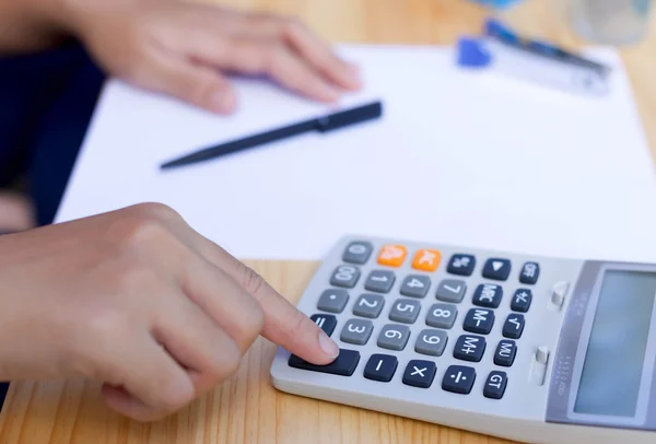 De mensen uit het bedrijfsleven werken hand op Rekenmachine — Stockfoto