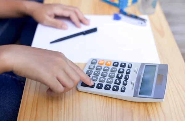 Рабочая рука предпринимательницы на калькуляторе — стоковое фото