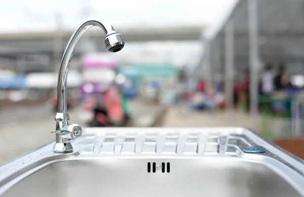 Rubinetto dell'acqua sul lavello in acciaio inox — Foto Stock