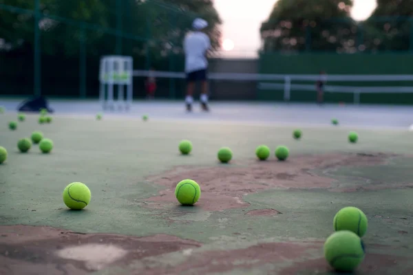 Вибраний фокус тенісний інструктор Навчання його студента — стокове фото