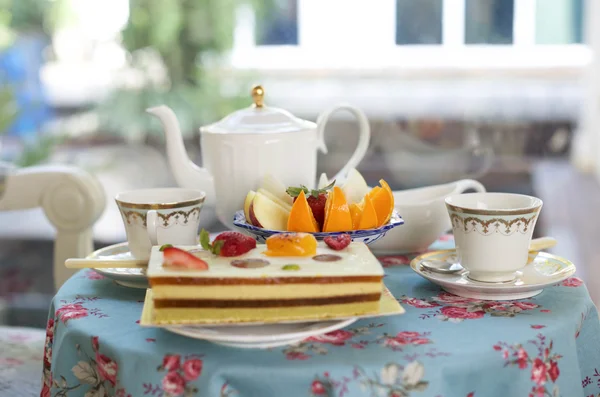 おばさんのケーキとフルーツの紅茶 — ストック写真