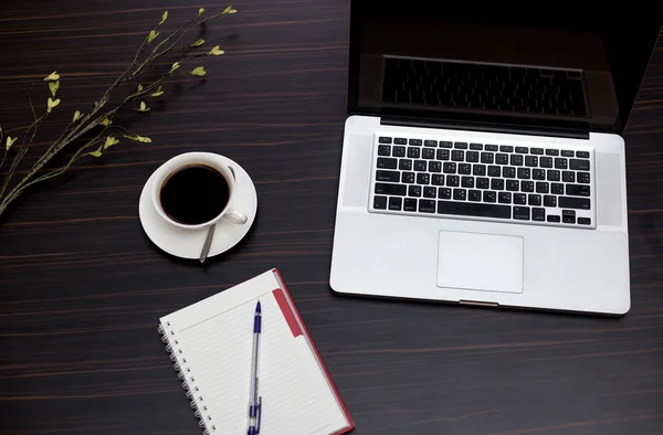 Business koncept dator Laptop med kopp kaffe och bärbara — Stockfoto