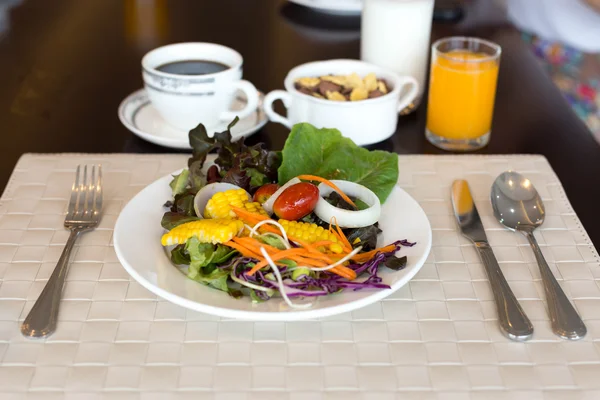 Uppsättning av friska grönsakssallad med kaffe och juice — Stockfoto