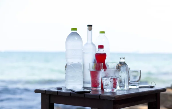 Urlaubskonzept Whiskeyflaschen trinken am Strand — Stockfoto